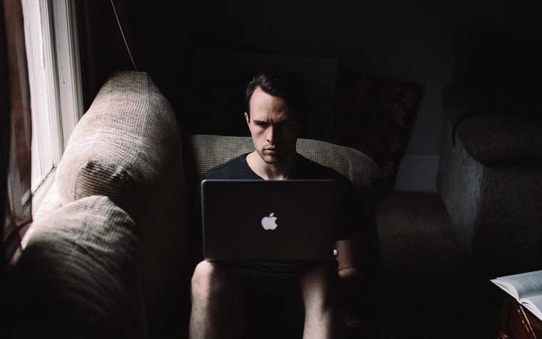 Man concentrates on laptop - © Andrew Neel - Upsplash
